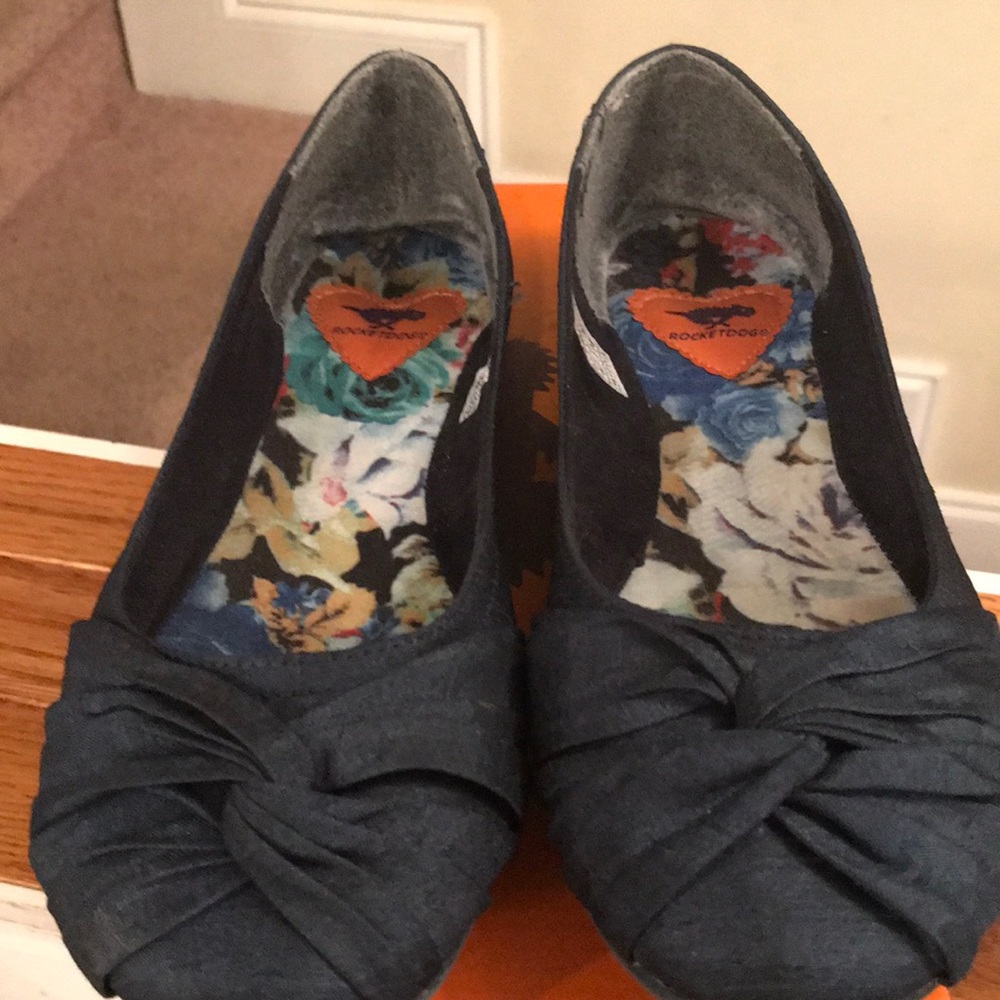 Navy blue flat shoes